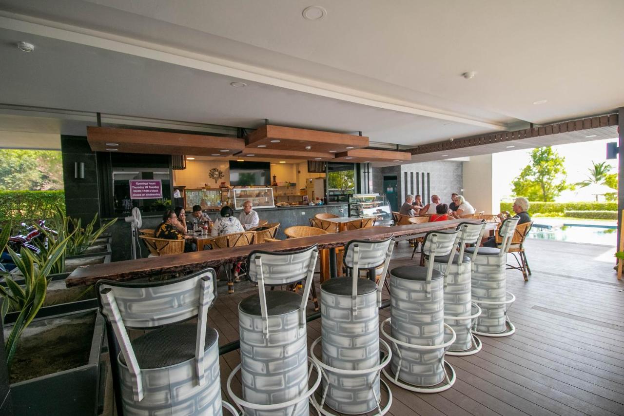 Escape Condominiums Beachfront Suites - Mae Phim Rayong Exterior foto