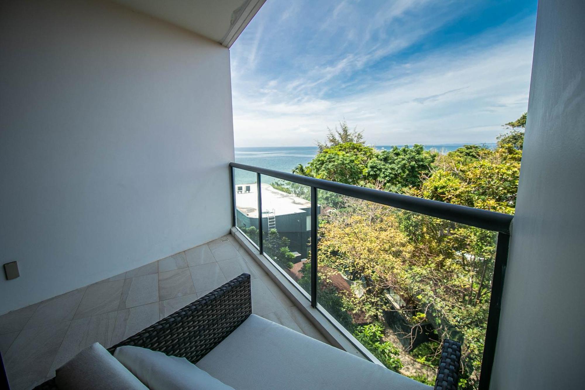 Escape Condominiums Beachfront Suites - Mae Phim Rayong Exterior foto