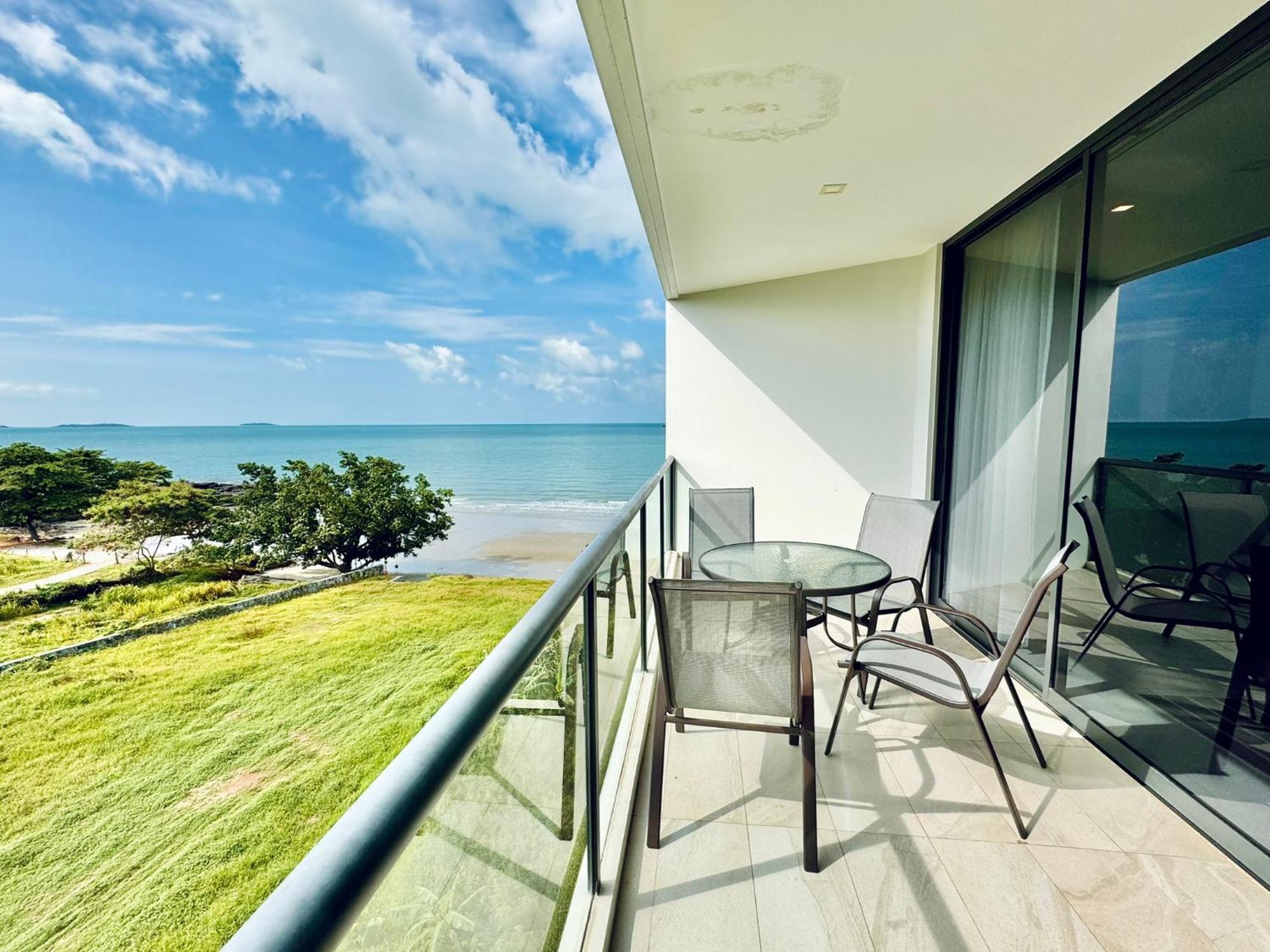 Escape Condominiums Beachfront Suites - Mae Phim Rayong Exterior foto