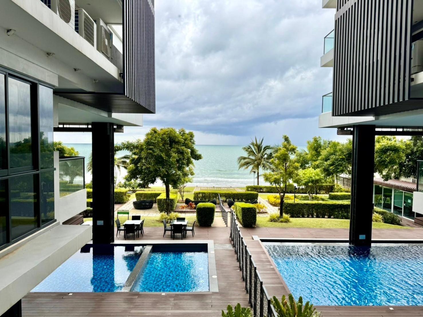 Escape Condominiums Beachfront Suites - Mae Phim Rayong Exterior foto
