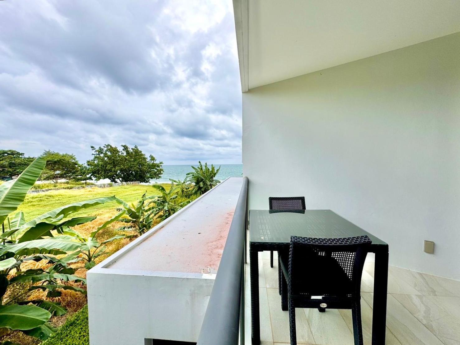 Escape Condominiums Beachfront Suites - Mae Phim Rayong Exterior foto