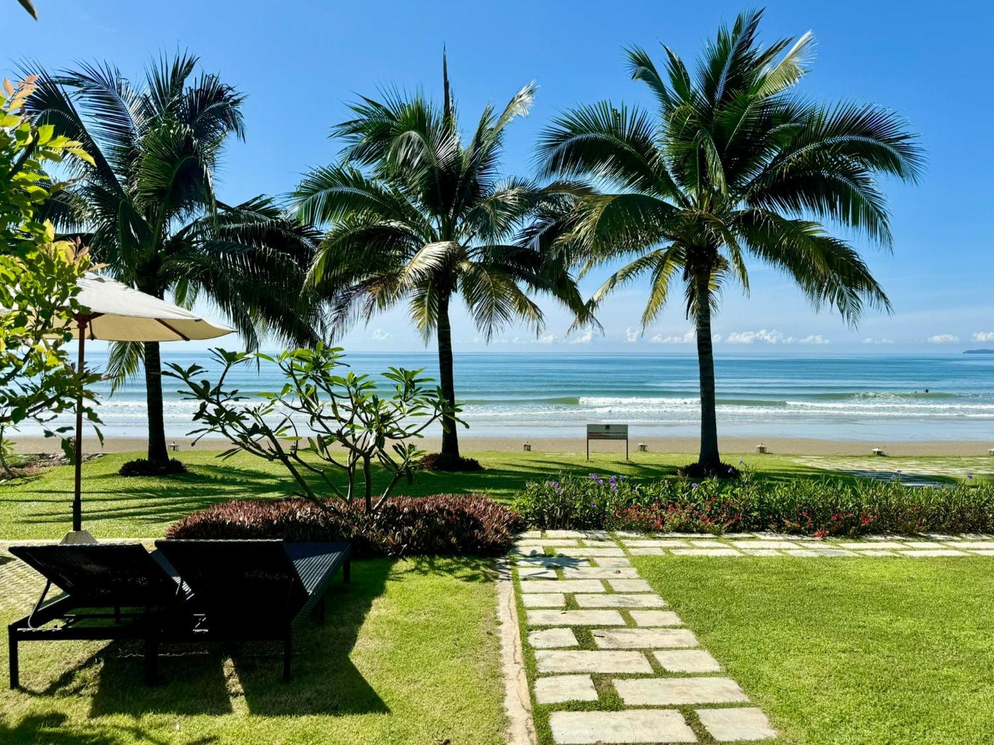 Escape Condominiums Beachfront Suites - Mae Phim Rayong Exterior foto