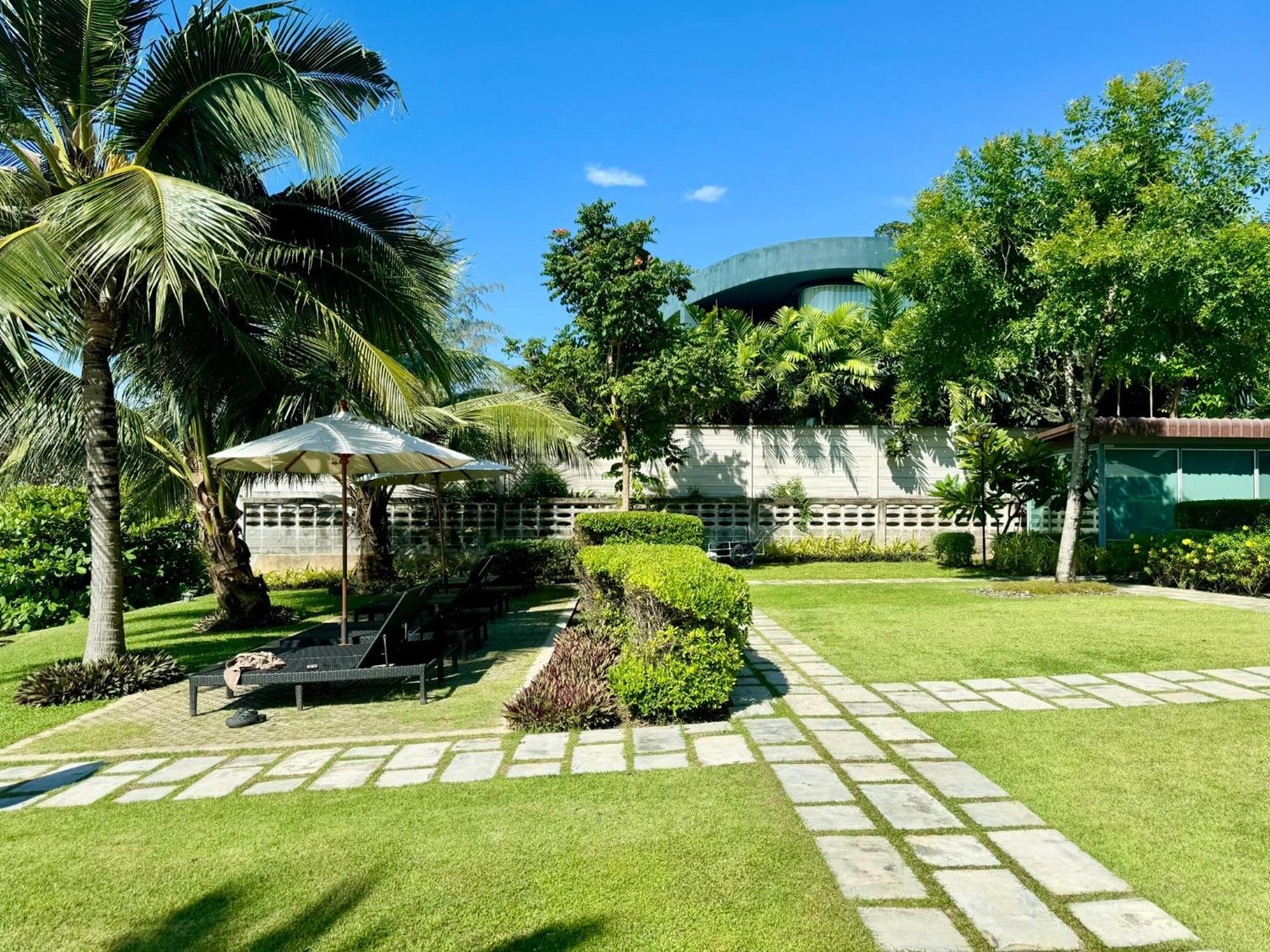 Escape Condominiums Beachfront Suites - Mae Phim Rayong Exterior foto